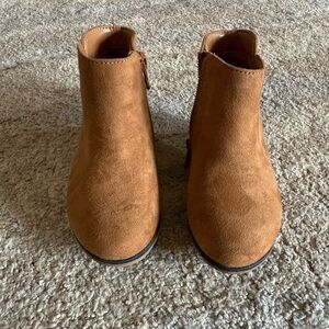 Little girls Cat and Jack suede zipper ankle boots.